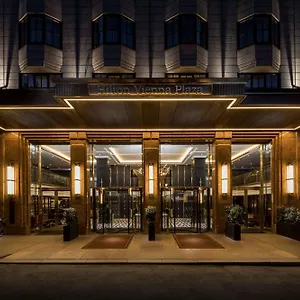 Hilton Plaza Отель